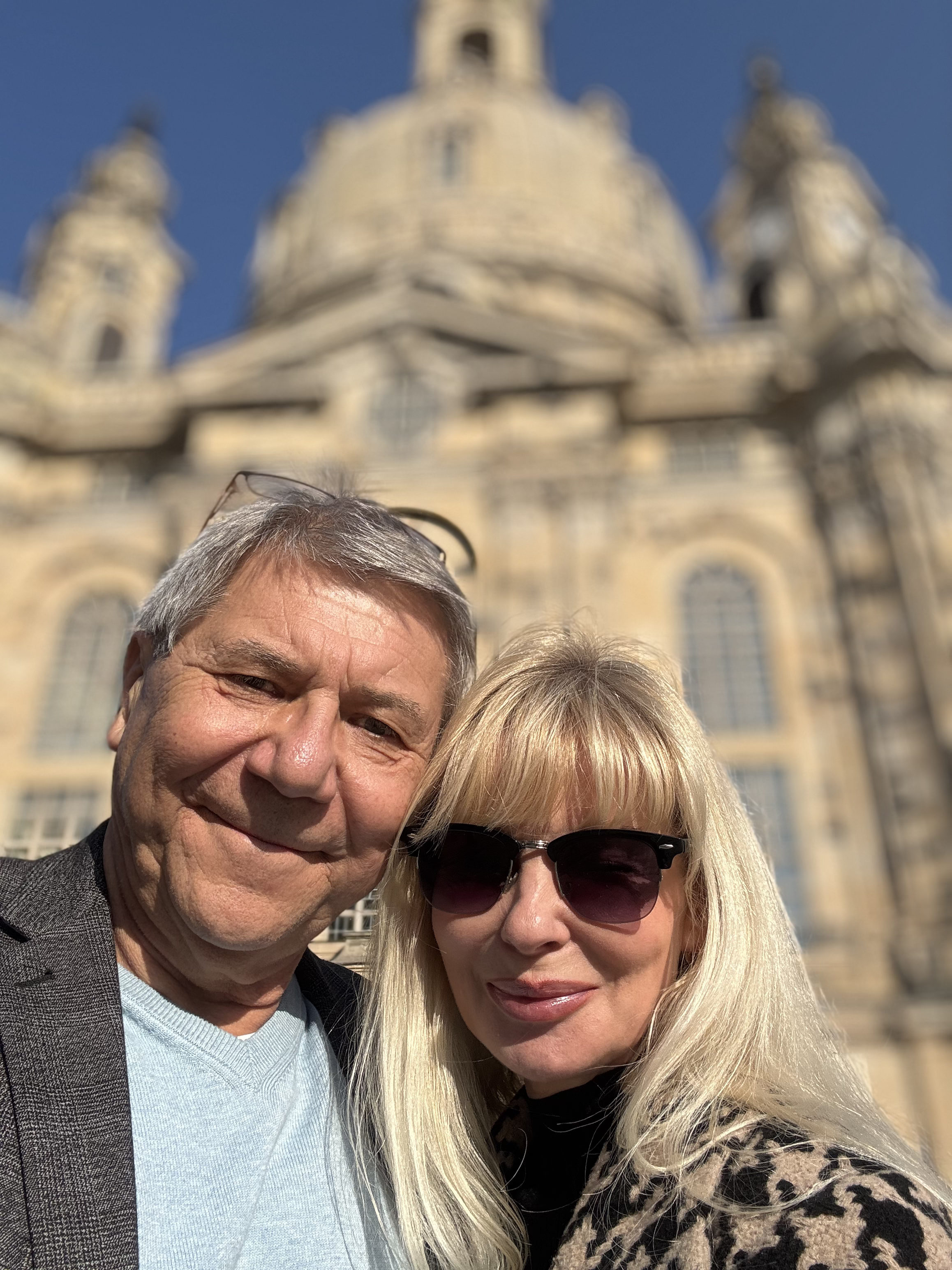 Wolfram und Partnerin vor der Frauenkirche