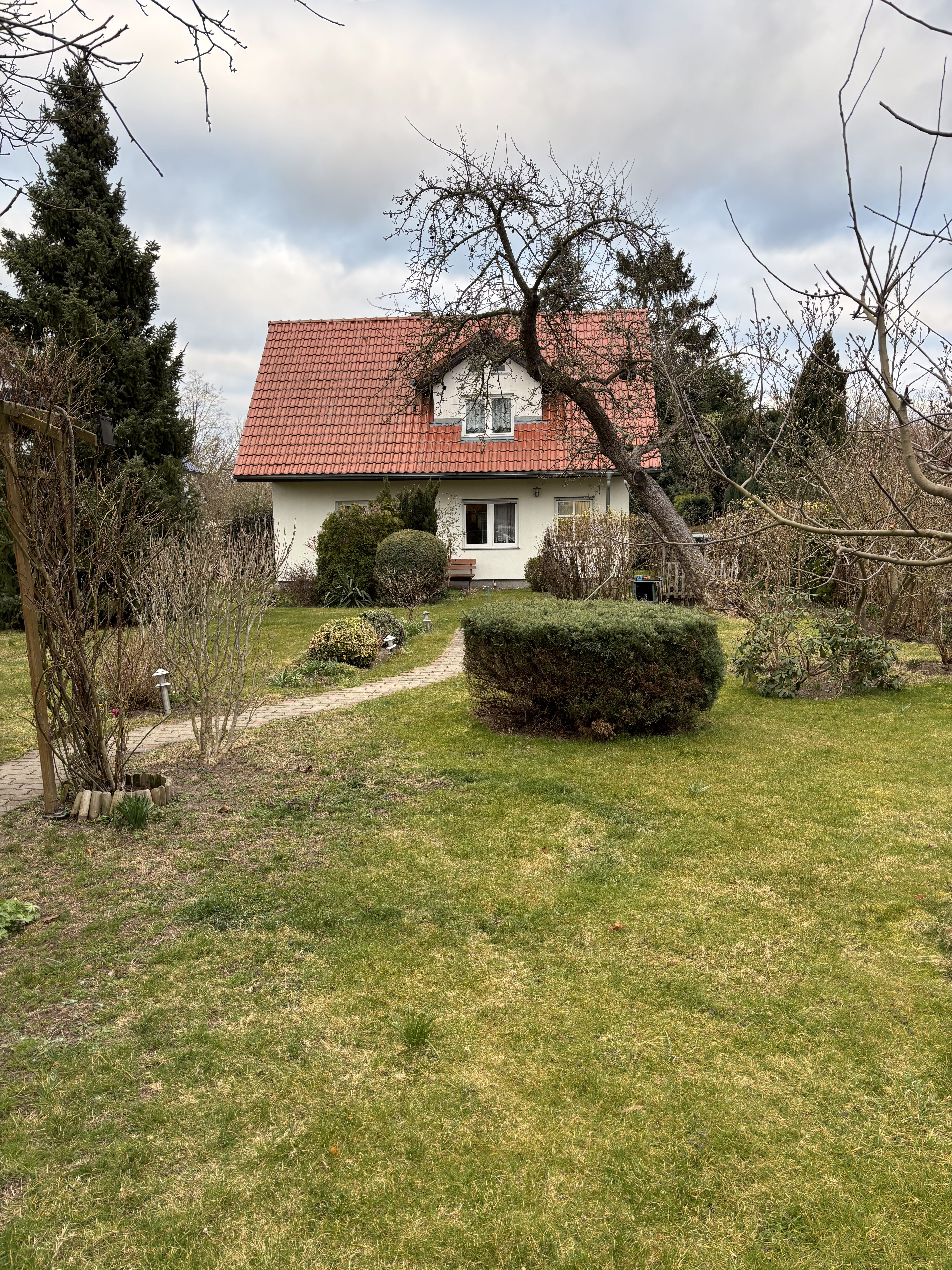 Das Haus von vorne mit Garten