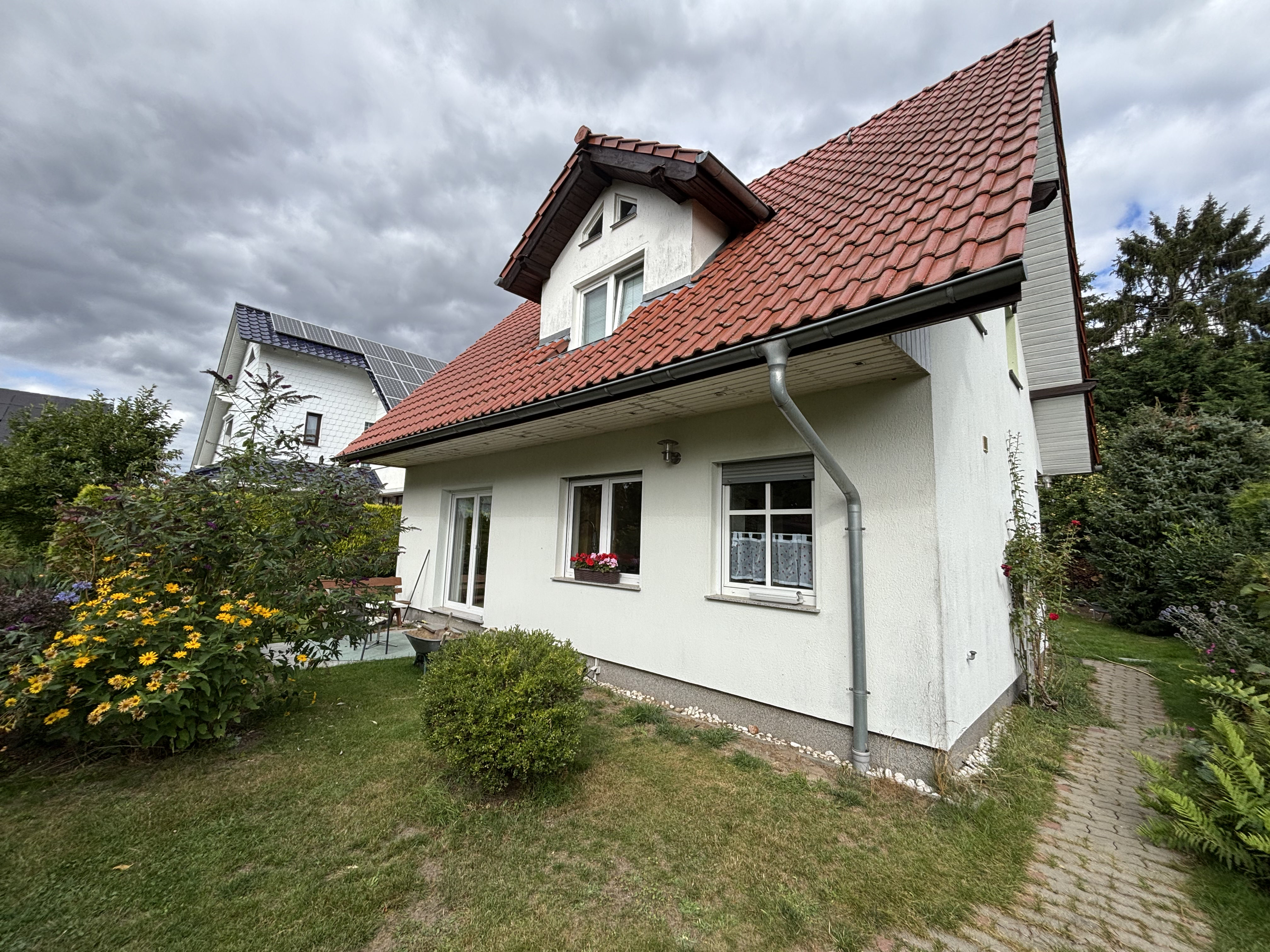 Haus R&uuml;ckseite mit Blumen